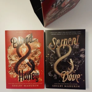 Box Set! Serpent & Dove och Blood & Honey på engelska! - Box set av Serpent & Dove och Blood & Honey, på engelska! Ny, aldrig läst, inga knäckta ryggar! Säljer pga jag fick en annan box set och vill inte ha dubbletter❤ 
