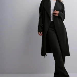 Lång vår kappa - En lång vår kappa, superfin men inte min stik så därför säljer jag den. Lappen sitter kvar på kappan😇💕 Nypris 529kr.