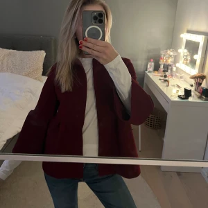 Trekvartsärmad kappa - Skitsnygg vinröd trekvartsärmad jacka/kappa/kofta🙏🏻💋❣️pris kan diskuteras vid snabb affär, använd gärna köp nu funktionen