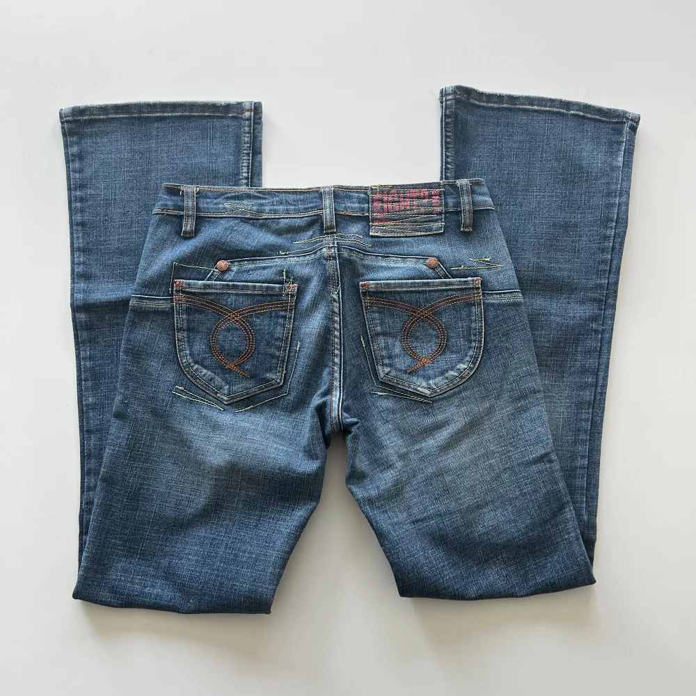 Vintage lågmidjade bootcut jeans från 89. Midjemått: 74 cm. Innerbenslängd: 82 cm. Inga defekter. Modellen är 167 cm lång. Skriv privat för mer bilder och mått! 💕. Jeans & Byxor.