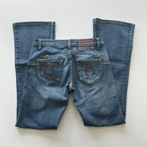 Vintage lågmidjade bootcut jeans från 89. Midjemått: 74 cm. Innerbenslängd: 82 cm. Inga defekter. Modellen är 167 cm lång. Skriv privat för mer bilder och mått! 💕