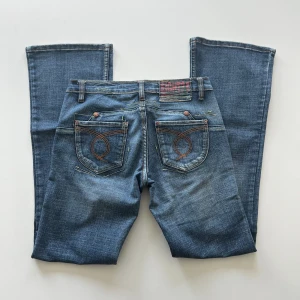 Lågmidjade jeans - Vintage lågmidjade bootcut jeans från 89. Midjemått: 74 cm. Innerbenslängd: 82 cm. Inga defekter. Modellen är 167 cm lång. Skriv privat för mer bilder och mått! 💕