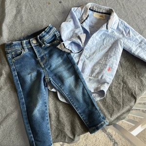 Skjorta och byxa - Mkt fint skick ! Skjortan är en body/skjorta