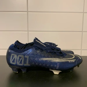 Fotbollskor  - Hej! Jag säljer nu mina fotbollskor då jag slutar på fotboll. De här skorna är gärna till någon som heter ”Larsson” då de står på skorna! 