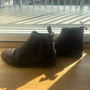 Bruna skor - Säljer dessa som har blivit för små för mig. 🩷