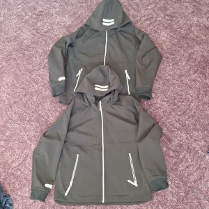 2 svarta vår jackor - 1 för 150 2 för 250