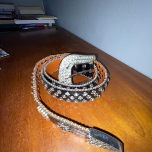 BB Simon Bälte - Helt ok skick, säljer billigt för att jag tycker att det inte är snyggt med flashiga bälten längre.