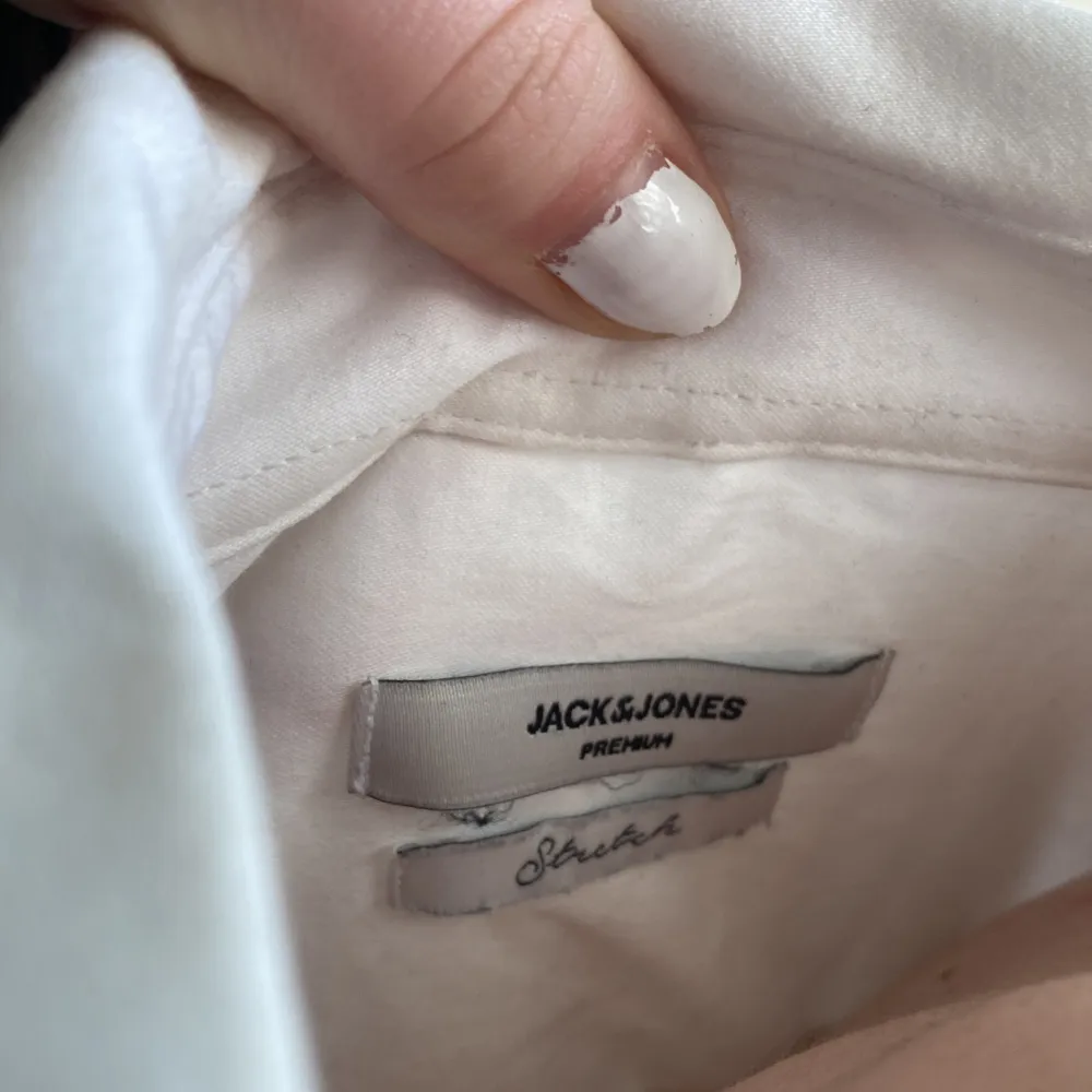 Stilren vit skjorta från Jack and Jones i mycket fint skick! Köptes för ca 700 och säljs för 320kr. Pris kan möjligtvis diskuteras vid en snabb affär!. Skjortor.