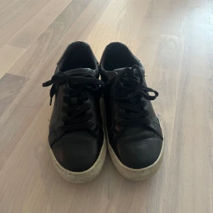 SNYGGA SKOR!! - Säljer dessa slutsålda svarta Björn Borg skorna!! Med vit logga på baksida av skon. Inte använt dom mycket och dom är i skick 7/10. Perfekta sneakers nu till sommaren!!