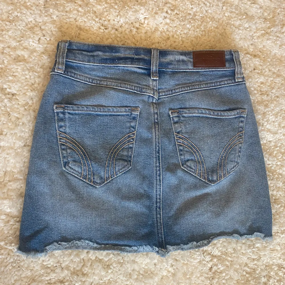 Sliten jätte snygg jeanskjol köpt second hand, säljer då den är för liten💗storlek w24/xs midjemått-32 längd-32. Kjolar.