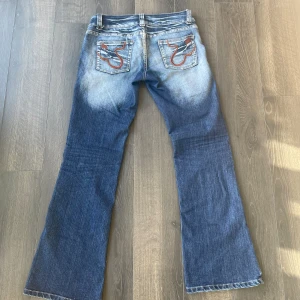 Vintage jeans  - Lågmidjade jeans från märket revers, köpt secondhand. fint skick och har inga synliga defekter förutom några lösa trådar! Midja rakt över 40cm innerben ca 79 och från midja t fot är ca 101cm. Står ingen storlek! Bara fråga för fler bilder!