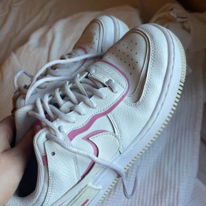Nike Air 1 Shadow (utgått) - Superfina Nike air 1 shadow i rosa & vit. Använda men välskötta och väldigt fint skick. Se bilder. Skriv för mer bilder. :)     Skickar snabbt! 🦋