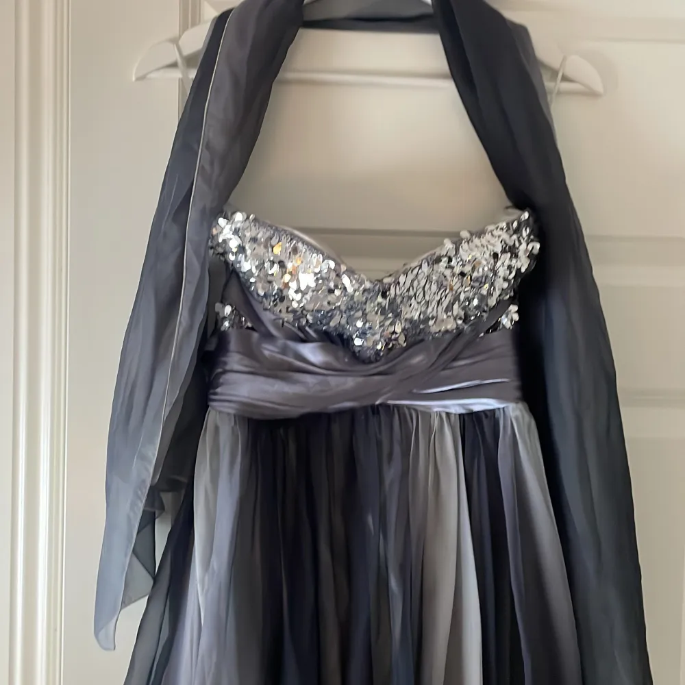 Säljer denna fina klänning som passar perfekt till bal eller bröllop. Använd ett fåtal gånger.    . Klänningar.