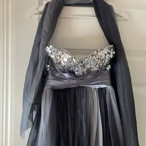 Säljer denna fina klänning som passar perfekt till bal eller bröllop. Använd ett fåtal gånger.    