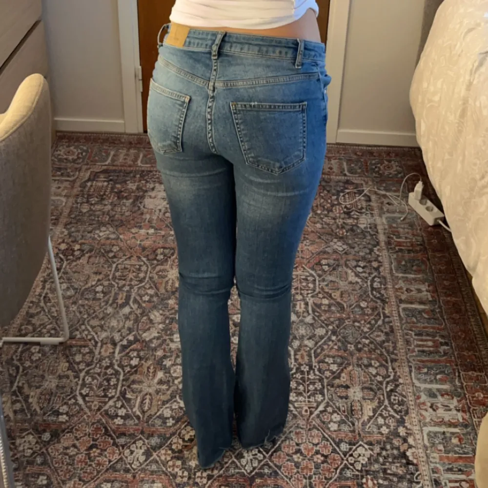 Blåa jeans ifrån Gina Tricot som tyvärr blivit för små. Jättesnygga!! ☺️💕. Jeans & Byxor.