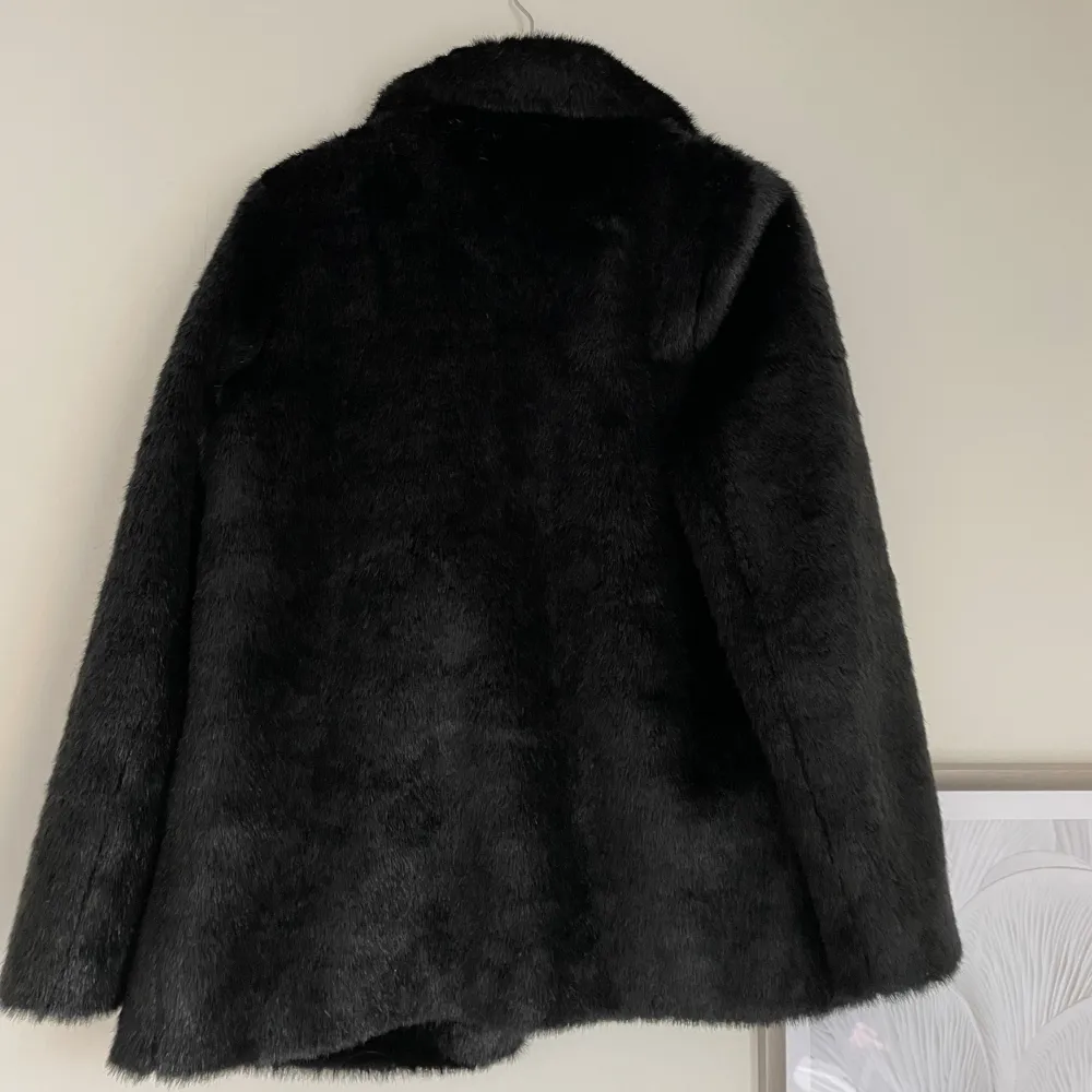Säljer min faux fur kappa.  Strl S-M. I princip nyskick.  Köptes förra våren för 2500kr. Jackor.