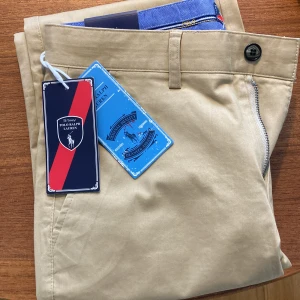 Ralph Lauren Chinos - Ett par oanvända chinos perfekta till sommaren. Strl 28 men de är rätt tajta i midjan så passar någon som är runt 175. Asfeta byxor som kommer passa perfekt till sommaren då de är rätt tunna också. Hör av er vid några frågor. Pris kan diskuteras.