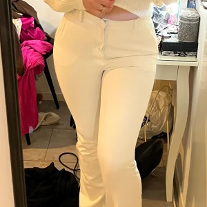 Vita mid waist kostym byxor  - Vita mid waist kostym byxor som inte längre finns kvar på Bikbok (i mid waisted). Dom  är tajta där uppe till men blir lite lösare och utsvängda där nere. 