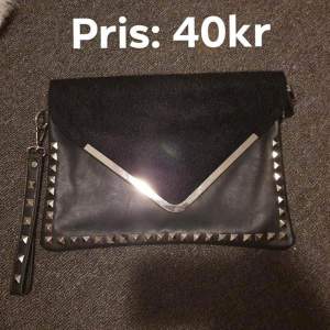 Handväska/klutch. Pris: 40 kr. 