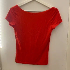 Rygglös tröja - Snygg rygglös tröja från gina! Den är röd men ser orange ut på bilden, den är använd 1 gång och är i nyskick bara lite skrynklig💕