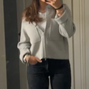 CARDIGAN - Säljer denna super snygga cardigan från Åhléns köpt för 500kr. Säljer för 400. Inga defekter använd fåtal gånger. 