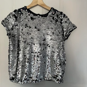 Grå svart fest tröja paljetter  - Ny skick aldrig använt, grå svart paljetter. Storlek 164 cm. Primark premium 