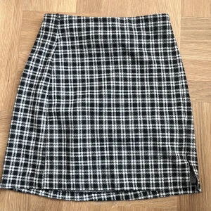 Rutig minikjol - Stretchig med resårmidja. Längd: Mini