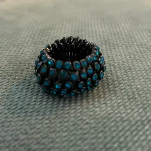 Cool ring med små blåa diamanter på, stretchig så passar flera storlekar. Använd köp nu!