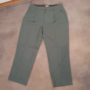 Kostumbyxor - Grön-gråa Strl. 44 Högmidjade Veck längs framsidan av benen - ej söm Helt oanvända