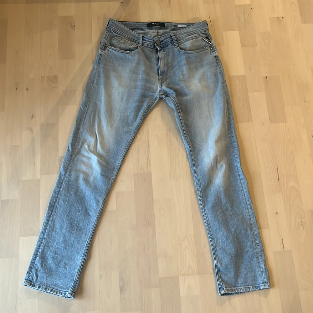 Säljer ett par replay jeans som inte används längre. Inga defekter på byxorna och är i väldigt bra skick. Hör av er om frågor!. Jeans & Byxor.