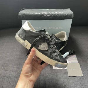 Philippe Model - Sjukt feta Philippe model, storlek 40. Tror de passar runt 40,5 - 41. Sjukt stilrena och passar alla outfits! Priset är ej hugget i sten!