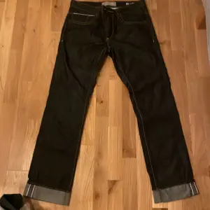 Snygga jeans i mörk wash   Storlek 34-32