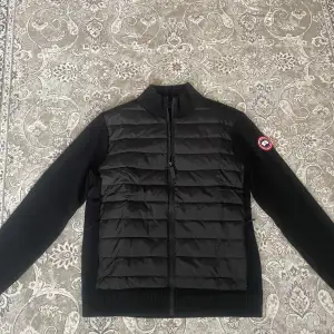 Hej    Säljer en jätte fin Canada Goose HyBridge knitted jacka som är endast testad.       Har 2 stycken Ena är storlek M Och den andre är storlek S   Har E-kvitto på bägge två    Möts upp eller fraktar. 