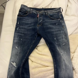 DSQUARED2 jeans - Säljer mina dsquared2 jeans. Använd bara en gång, säljer dom pga att få en liten slant och köpa nya kläder. Priset är inte hugget i sten. Dom är såklart äkta!