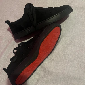 Christian Louboutin  - Färg svart, Size 44. säljer den på grund av att jag har andra par skor som jag anväder. Har använt dem 2 gånger (helt nya) allt medföljer. 