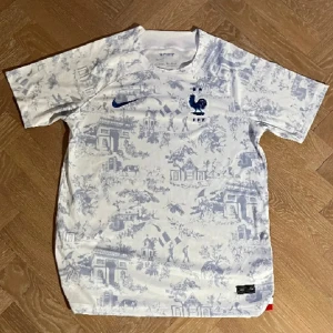 FRANKRIKE FOTBOLLSTRÖJA  - Säljer en fotbollströja från Frankrike. Tröjan är väldigt bra omhändertagen och inga defekter förekommer. Skriv gärna vid intresse.