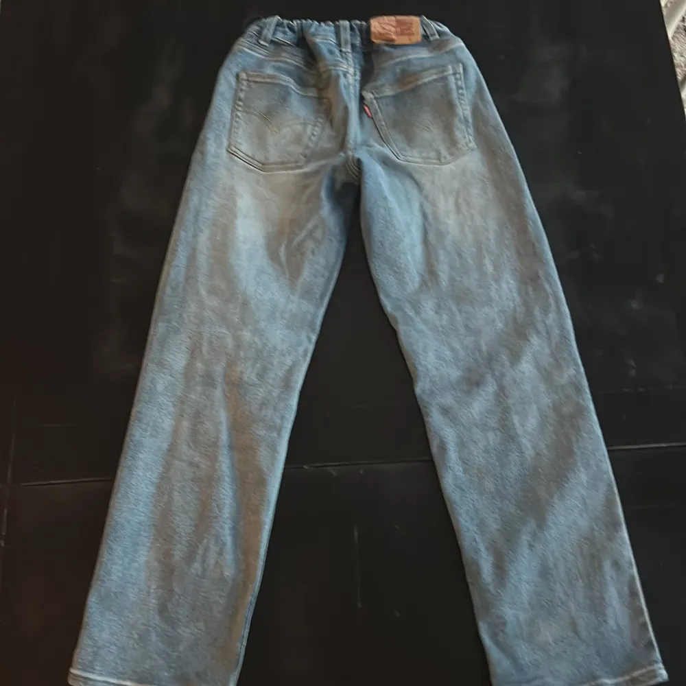 Mått 14a Bra skick Ljusblåa jeans Loose taper Bra passform. Jeans & Byxor.