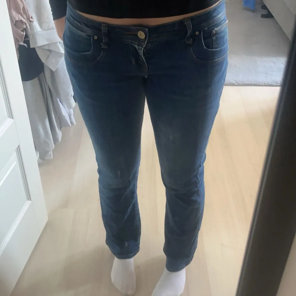 Säljer dessa jättesnygga Ltb jeans, pågrund av att de är på gränsen till förkorta för mig som lång tjej på 175 cm. Jeansen är använda men i bra skick, även utan några defekter. Skriv privat för mer bilder eller frågor💕. Jeans & Byxor.