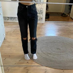 Jeans  - Använt ungefär 2 gånger. Klippt av lite där nere vid fötterna men jag är 1,57 och dem har fortfarande en bra längd. 
