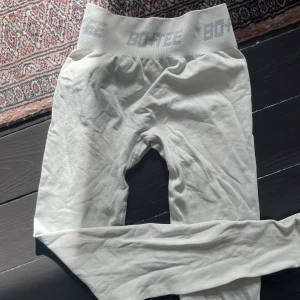 BO+TEE tights - BO+TEE tights i ljusgrå färg med scrunch baktill. De är superfina men aldrig kommit till användning🌟  De är i storlek XS men passar mig som är S lika bra!