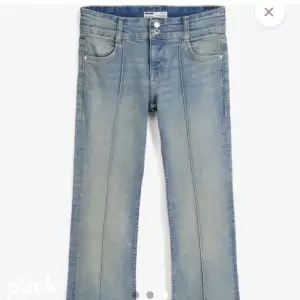 Lågmidjade supersnygga jeans från bershka! Andta bilden är lånad!! Tycker de är lite små i storleken så passar 34 också. Knappt använda 