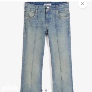 Bershka jeans - Lågmidjade supersnygga jeans från bershka! Andta bilden är lånad!! Tycker de är lite små i storleken så passar 34 också. Knappt använda 