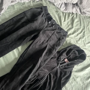 Juicy set - Ett fint juicy set i fint skick, byxorna är i storlek s och tröjan är i m men mer som en s.