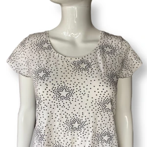 Star Tee - KATTER FINNS I HEMMET. Vit tröja från encuentro, storlek M. Dockan använder storlek XS. MÅTT: Axel till axel 34, ärmlängd 13cm, armhåla till armhåla 45cm & längd 60cm.