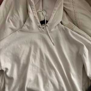 Fin vit hoodie!  - Andvänd max 5 gånger, sitter superbra på mig som är 168cm, brukar ha S. Stor luva, tror den är köpt på gotland men osäker, kan skicka fler bilder! Möts i sthlm eller postas. Superfint skick! 😍