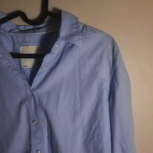 Ljusblå skjorta från lager 157. Storlek S. Använd 1-2 ggr men är helt som ny. Fläckfri och har ej lösa trådar. 