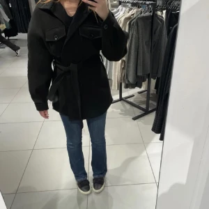 Boohoo kappa  - En jättefin kappa från boohoo, är i storlek 34/36 men hade passat 38 också beroende på hur man vill att den ska sitta❣️köpte för 799kr men säljer för 400kr! Buda gärna☺️