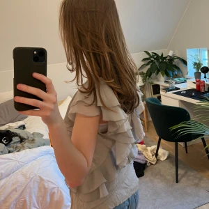 Grå blus H&M - En grå blus från h&m i nyskick med prislappen kvar 🩷 fin till fest o sommarkvällar ❤️❤️🌴