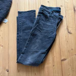 Ett par extremt snygga J Lindeberg jeans. Knappt använda och extrem fräscha. Storlek:32. Midjemåttet är 82cm och längden är 80 cm. Tveka inte att höra av er vid frågor. 