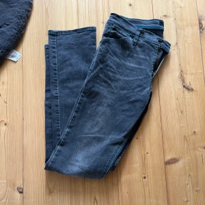 J.Lindeberg jeans - Ett par extremt snygga J Lindeberg jeans. Knappt använda och extrem fräscha. Storlek:32. Midjemåttet är 82cm och längden är 80 cm. Tveka inte att höra av er vid frågor. 